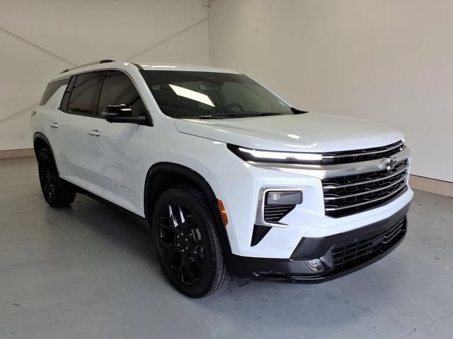 Polar White Tricoat 2026 Chevrolet Traverse SUV / Crossover Four-Wheel Drive Automatic