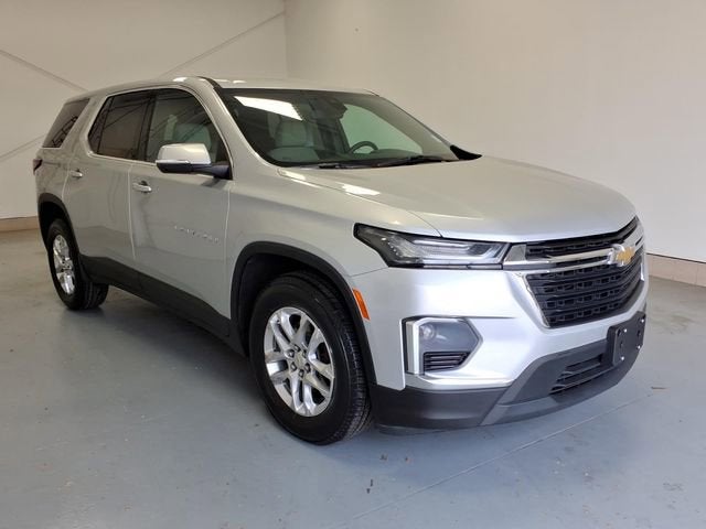 Silver Ice Metallic 2022 Chevrolet Traverse LS FWD SUV / Crossover Front-Wheel Drive Automatic