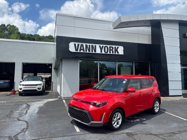 2024 Kia Soul Rojo (Inferno Red) SUV/Crossover Tracción delantera 