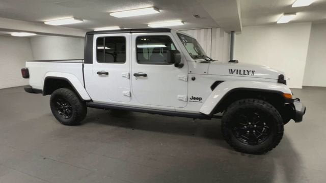 View vehicle photo 2