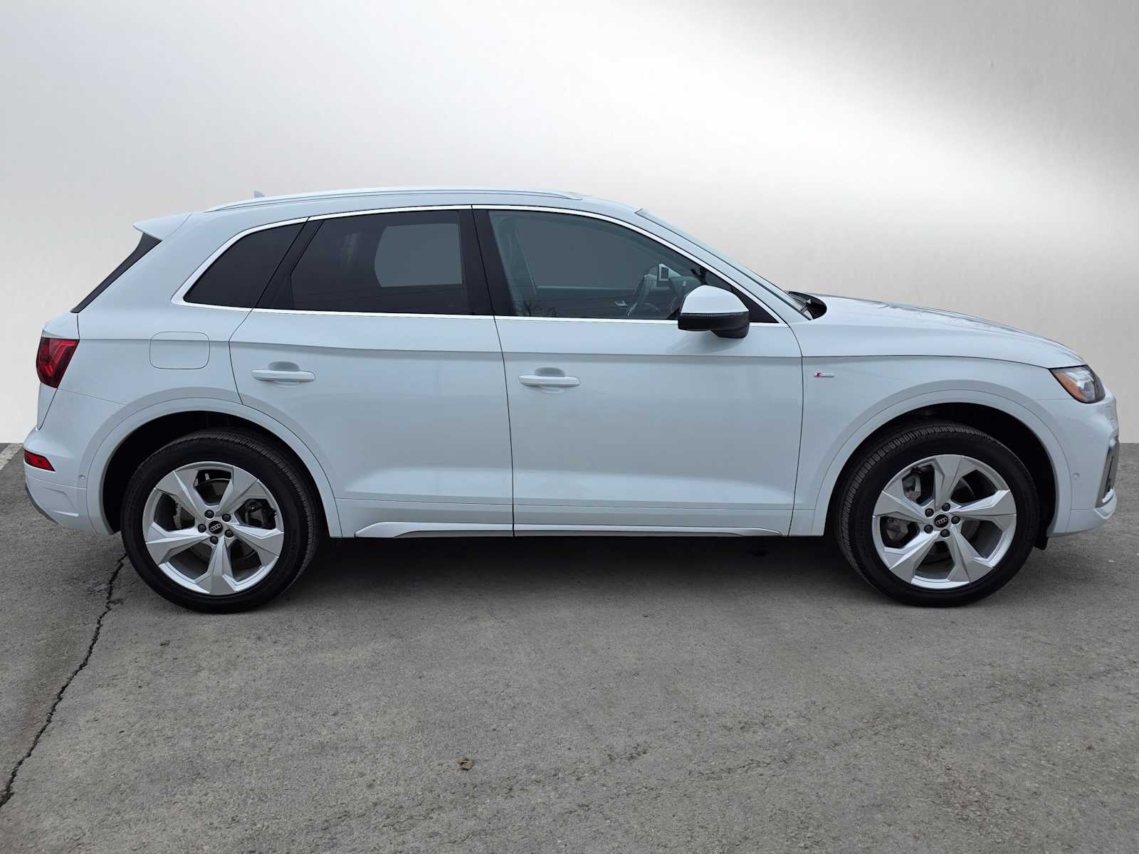 View vehicle photo 2