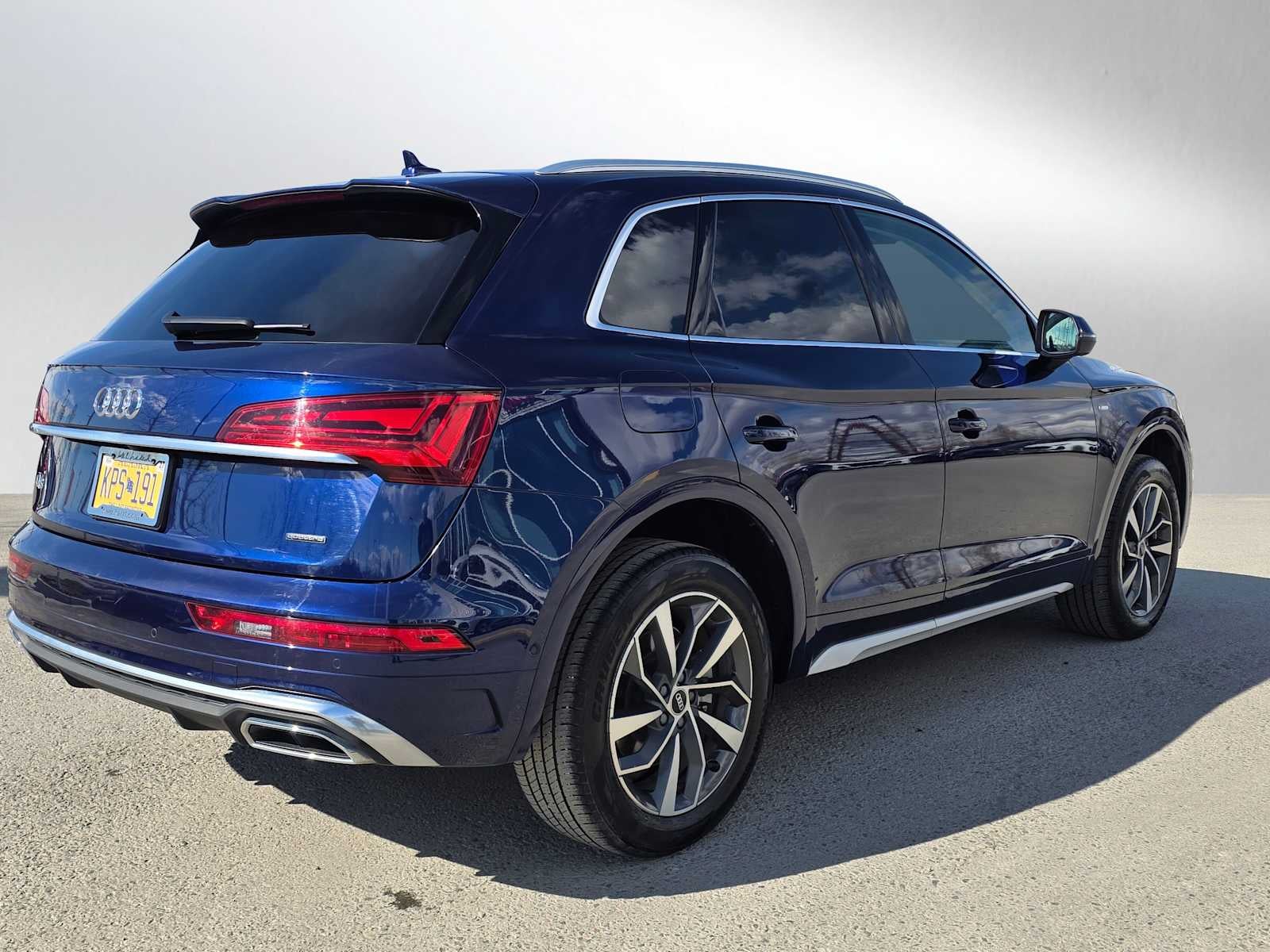 View vehicle photo 3