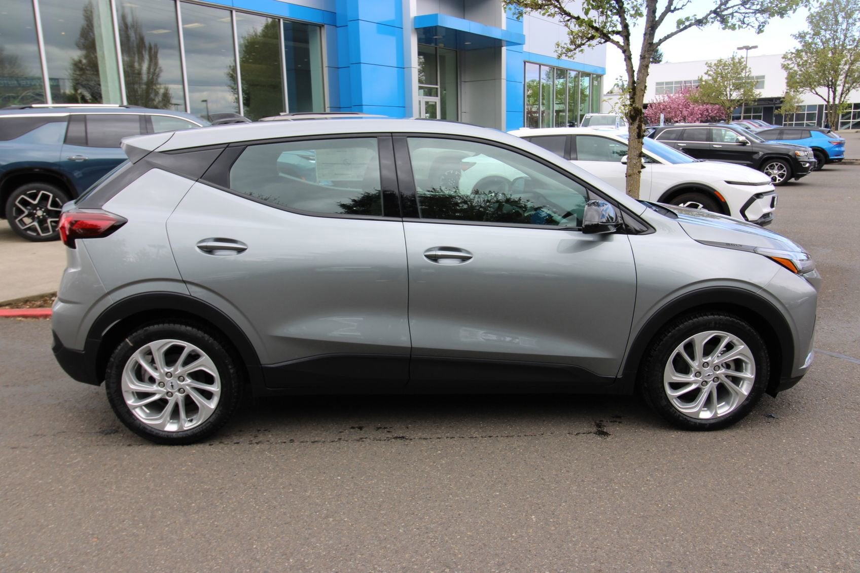 View vehicle photo 3
