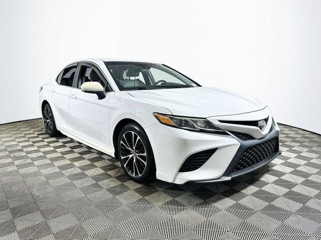 Super White 2018 Toyota Camry Sedan Front-Wheel Drive Automatic
