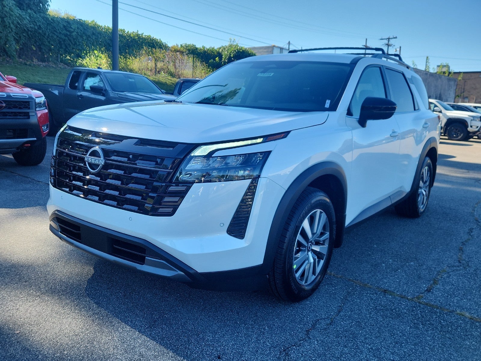 Everest White Pearl Tricoat 2026 Nissan Pathfinder SUV / Crossover Front-Wheel Drive Automatic