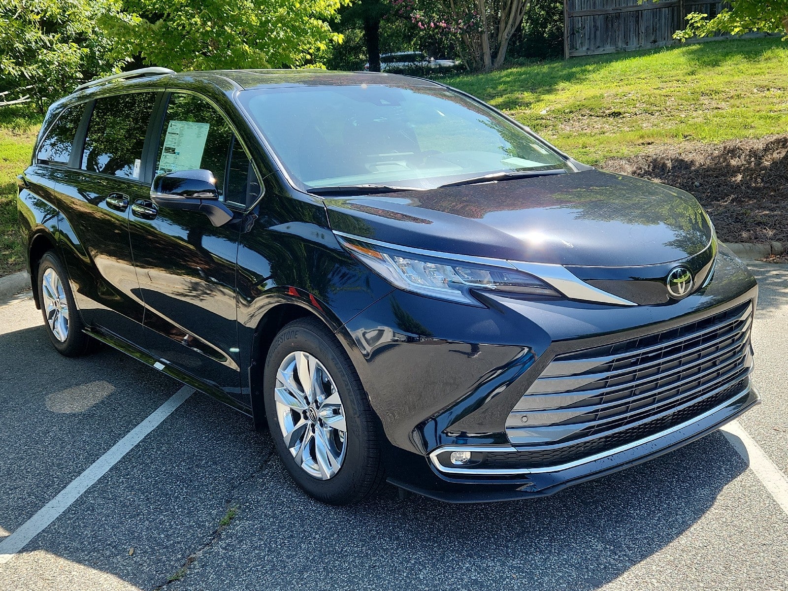Midnight Black Metallic 2026 Toyota Sienna Minivan Front-Wheel Drive Continuously Variable Transmission