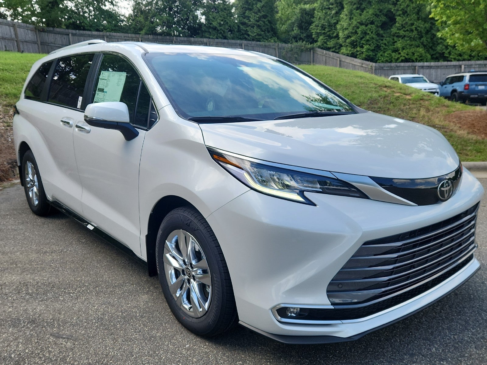 White (Wind Chill Pearl) 2026 Toyota Sienna Minivan Front-Wheel Drive Continuously Variable Transmission