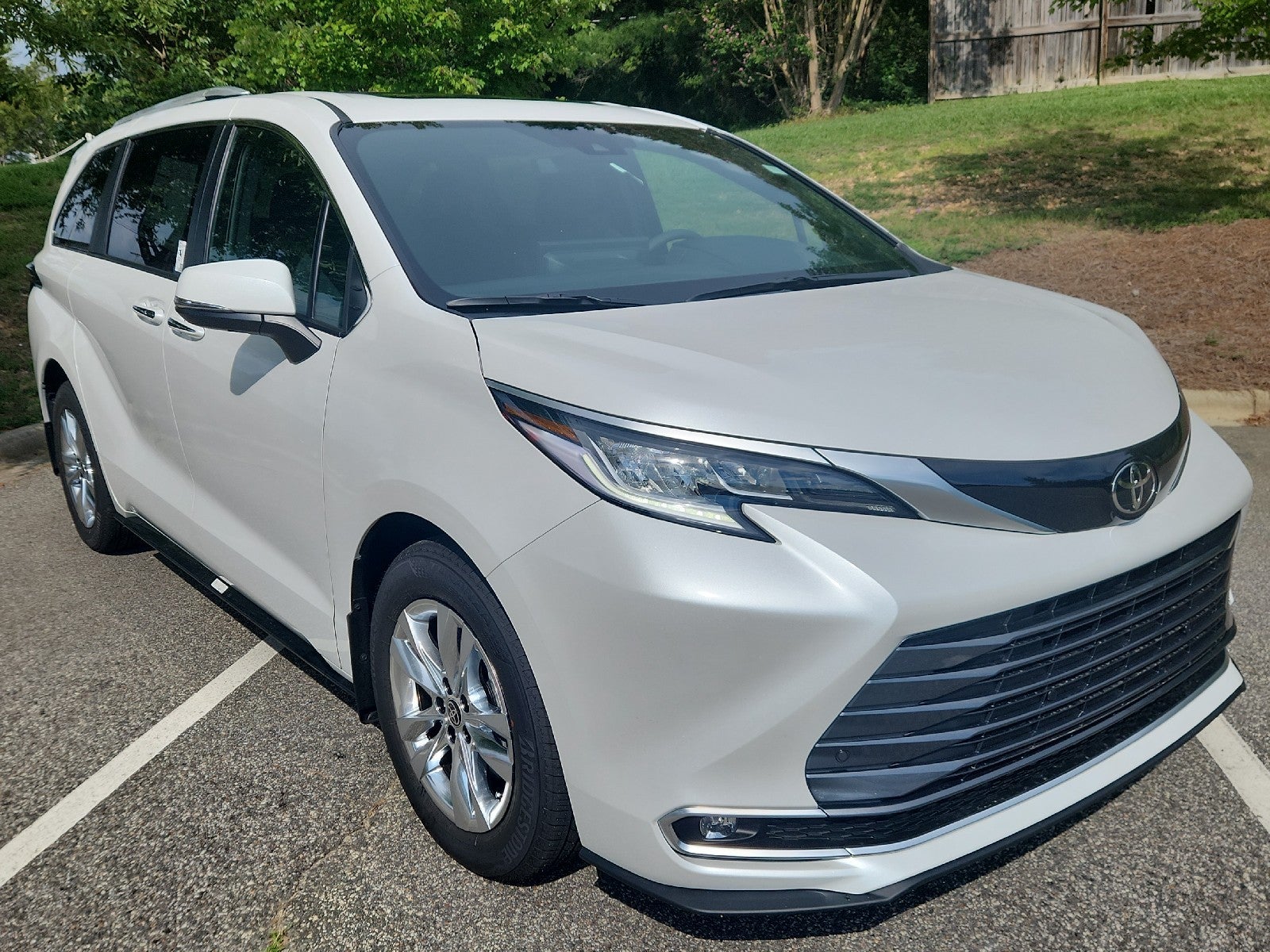White (Wind Chill Pearl) 2026 Toyota Sienna Minivan Front-Wheel Drive Continuously Variable Transmission