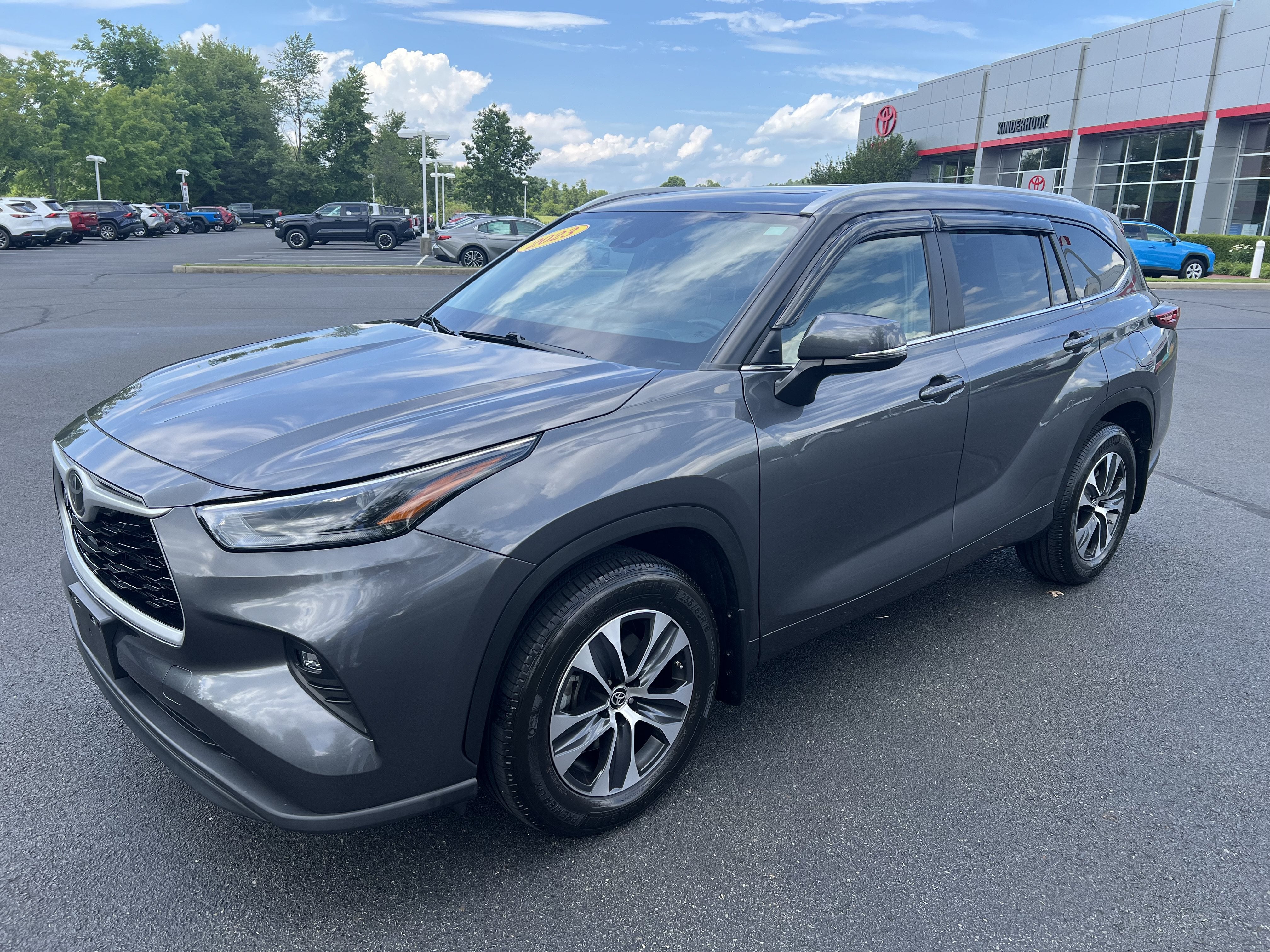 Magnetic Gray Metallic 2023 Toyota Highlander SUV / Crossover Front-Wheel Drive Automatic