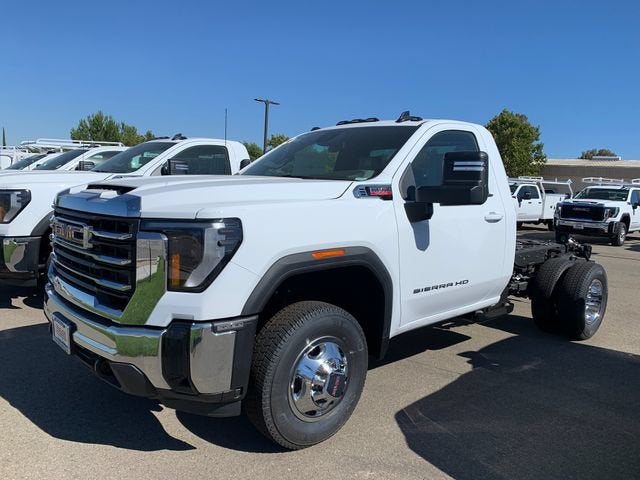Summit White 2026 GMC Sierra 3500HD Chassis Pickup Truck Four-Wheel Drive Automatic