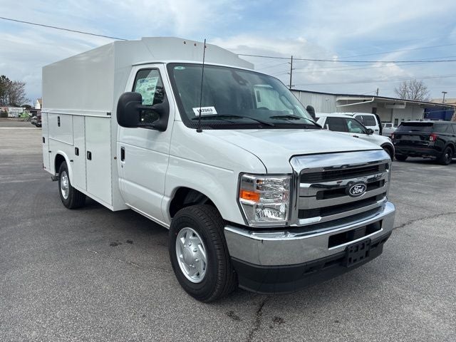 Oxford White 2026 Ford E-Series Chassis Pickup Truck Rear-Wheel Drive 6-Speed Automatic Overdrive