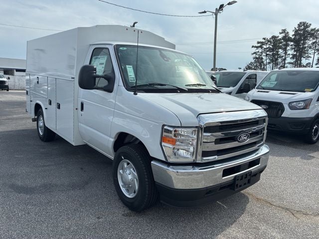 Oxford White 2026 Ford E-Series Chassis Pickup Truck Rear-Wheel Drive 6-Speed Automatic Overdrive