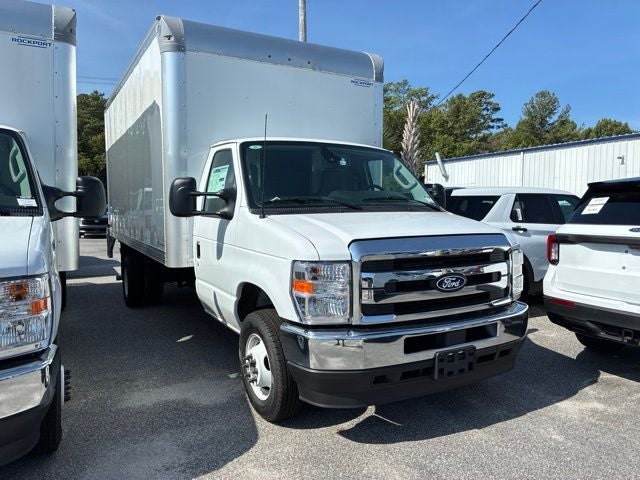 Oxford White 2027 Ford E-Series Chassis Pickup Truck Rear-Wheel Drive 6-Speed Automatic Overdrive