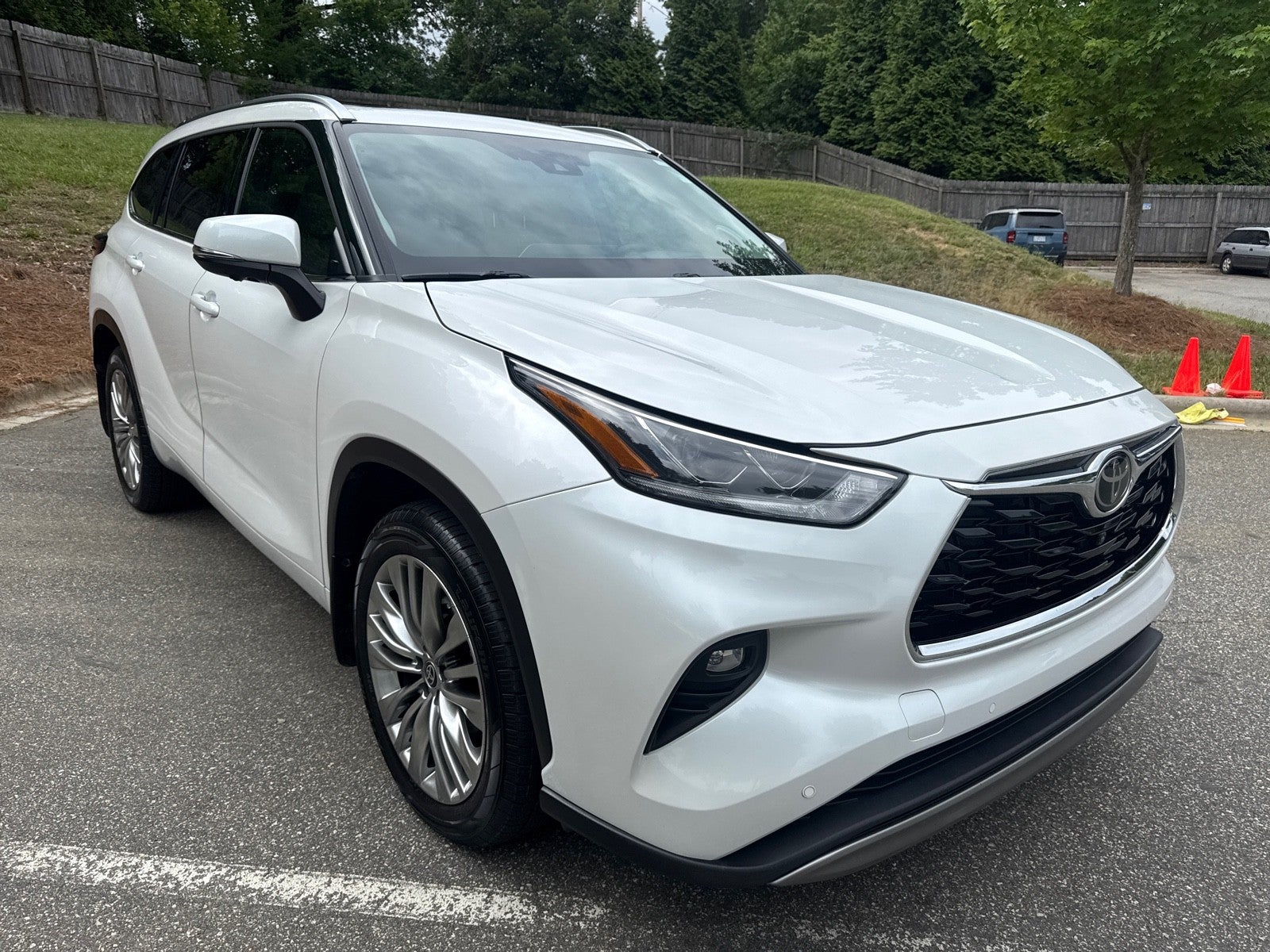 White (Wind Chill Pearl) 2024 Toyota Highlander SUV / Crossover Front-Wheel Drive Automatic