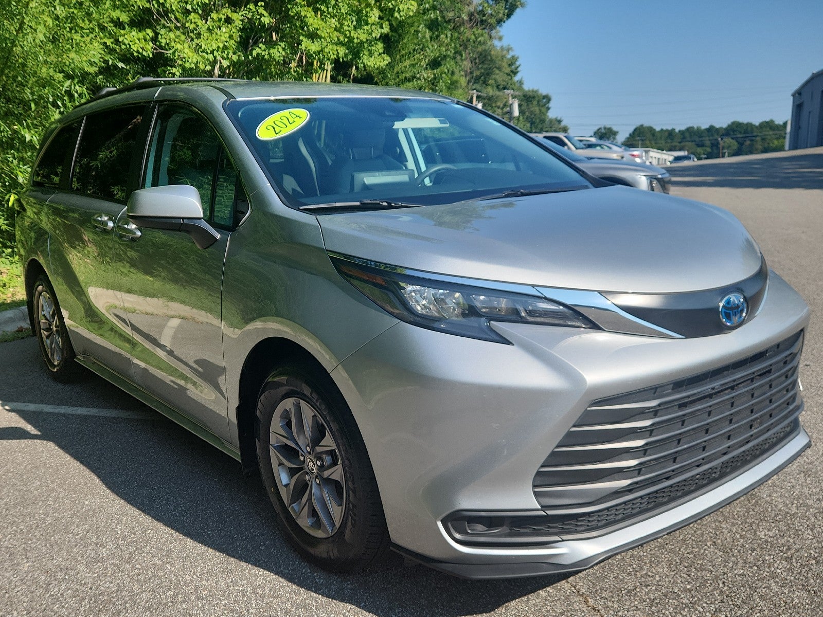 Celestial Silver Metallic 2024 Toyota Sienna Minivan Front-Wheel Drive Automatic
