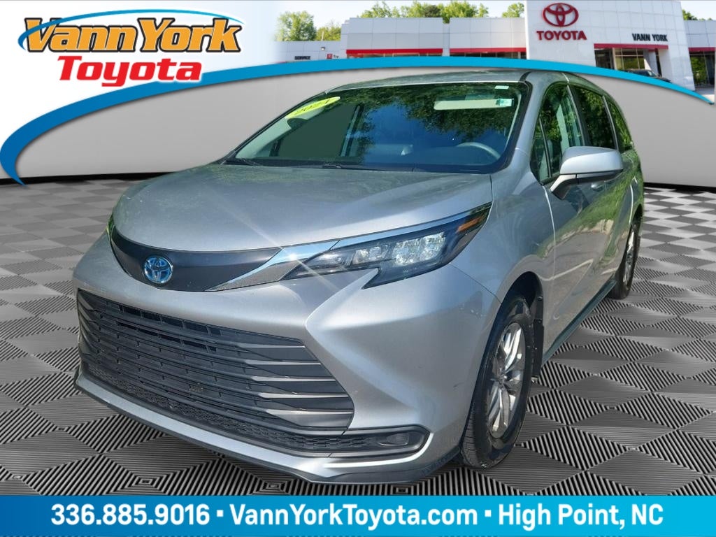 Celestial Silver Metallic 2024 Toyota Sienna Minivan Front-Wheel Drive Continuously Variable Transmission