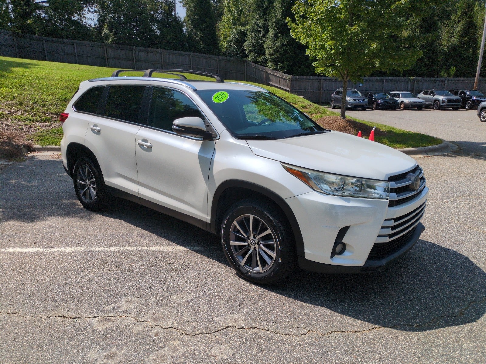 White (Blizzard Pearl) 2019 Toyota Highlander SUV / Crossover Front-Wheel Drive Automatic