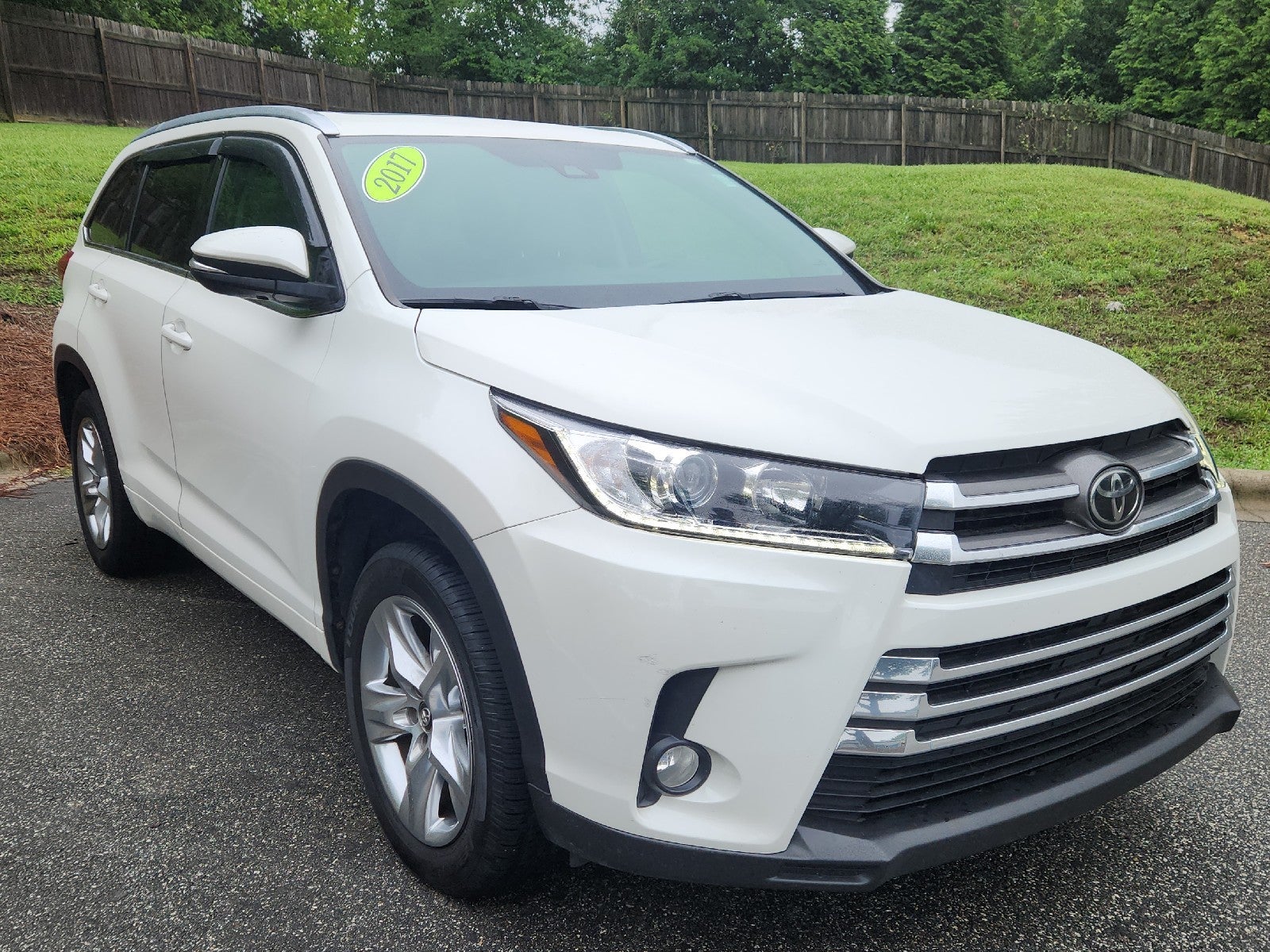 White (Blizzard Pearl) 2017 Toyota Highlander SUV / Crossover Front-Wheel Drive Automatic