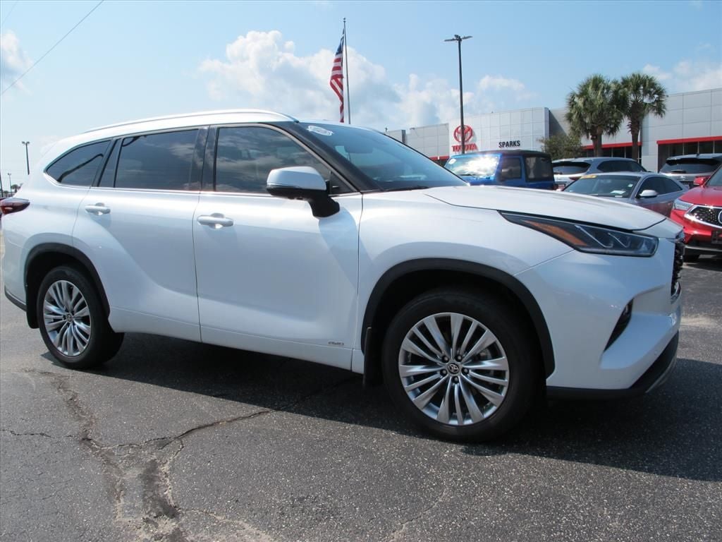 White (Wind Chill Pearl) 2024 Toyota Highlander Hybrid SUV / Crossover All-Wheel Drive Continuously Variable Transmission