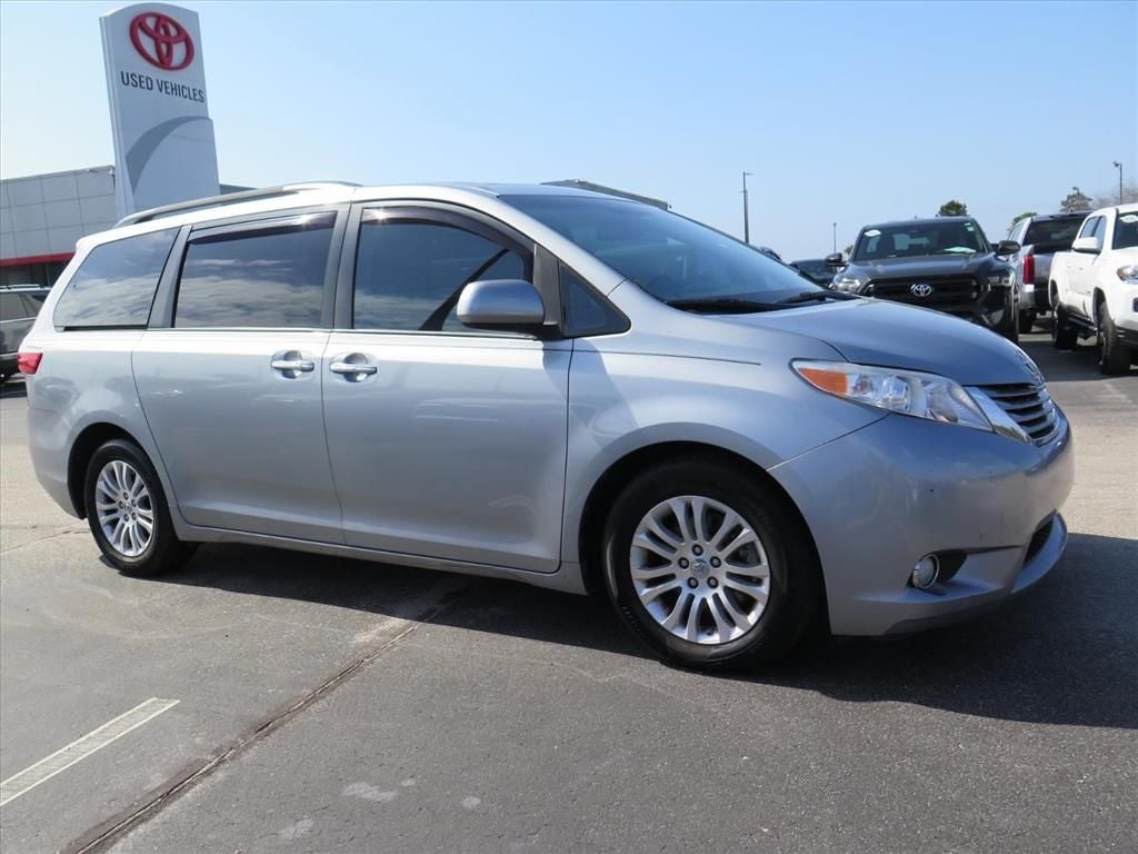 2016 Toyota Sienna XLE 7-Passenger Auto Access Seat
