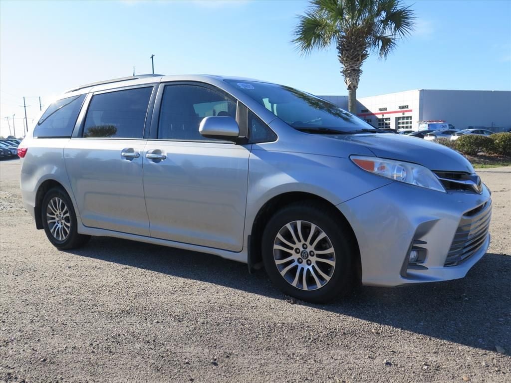 2020 Toyota Sienna XLE 7-Passenger FWD with Auto-Access Seat
