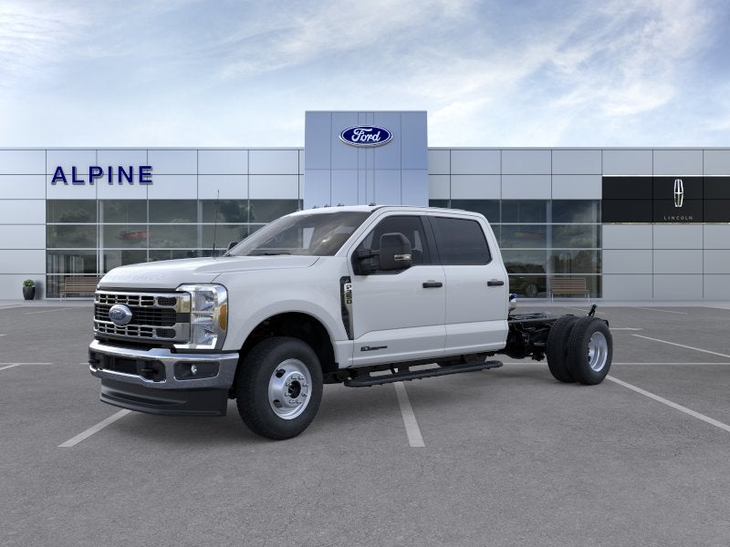Oxford White 2026 Ford F-350 Super Duty Chassis XL Crew Cab DRW 4WD Pickup Truck Four-Wheel Drive Automatic
