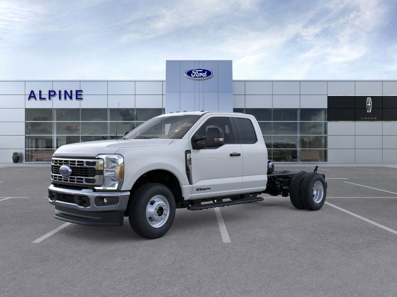 Oxford White 2025 Ford F-350 Super Duty Chassis XL SuperCab DRW 4WD Pickup Truck Four-Wheel Drive Automatic