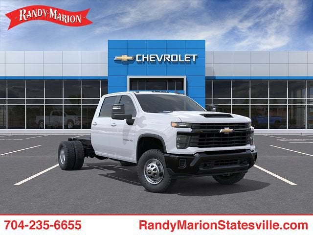 Summit White 2026 Chevrolet Silverado 3500HD Chassis Pickup Truck Four-Wheel Drive Automatic