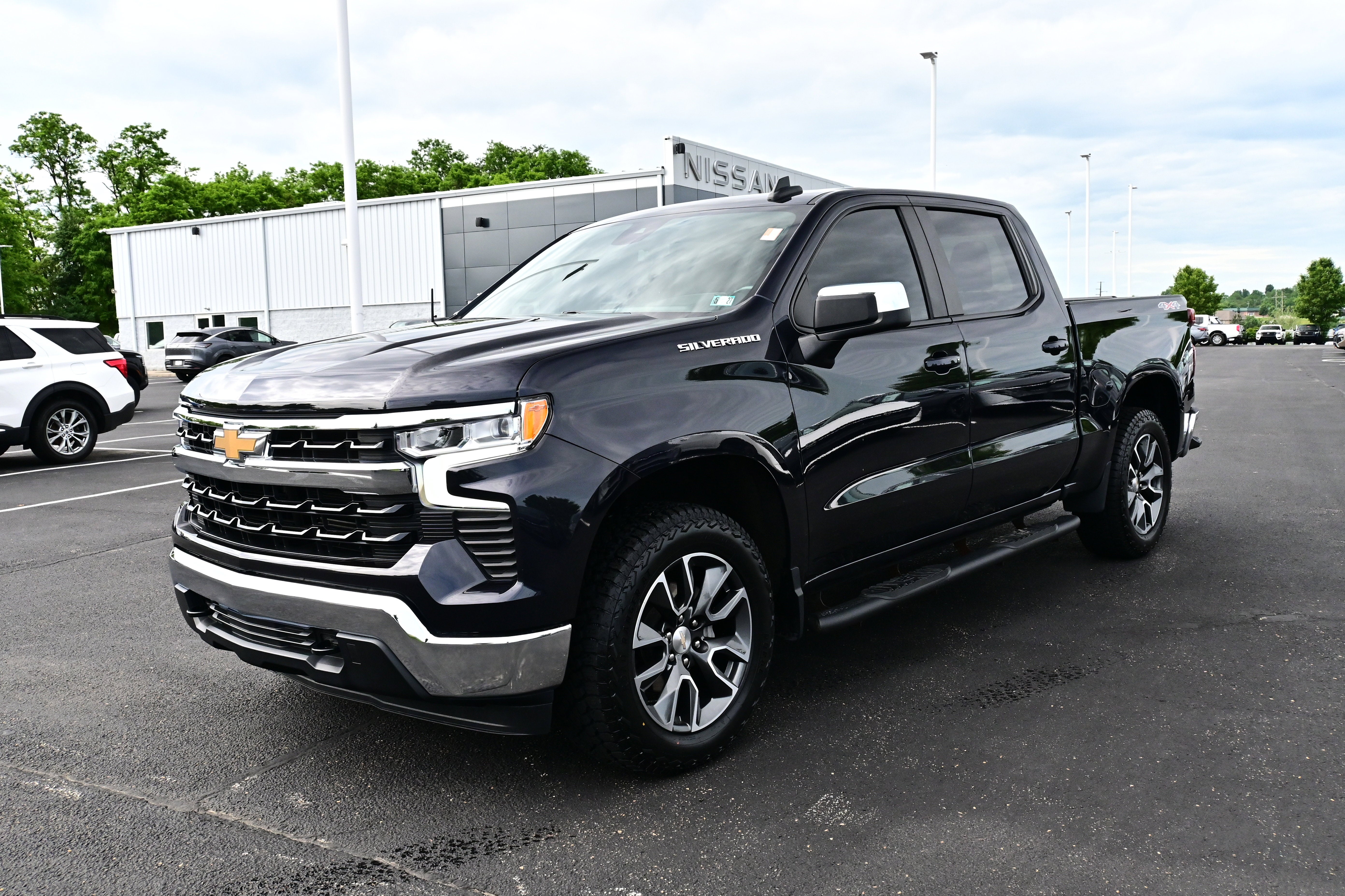 View vehicle photo 3