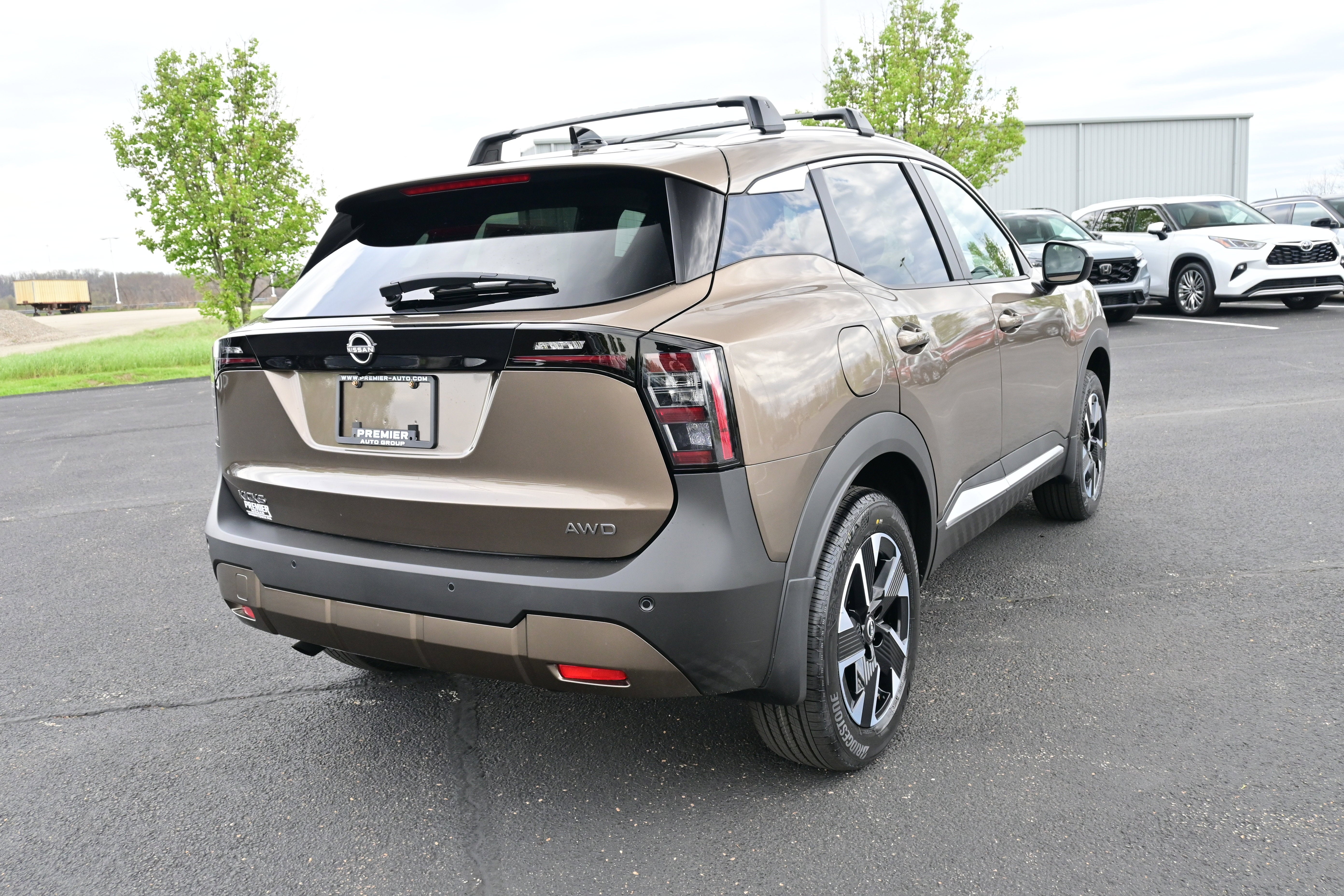View vehicle photo 5