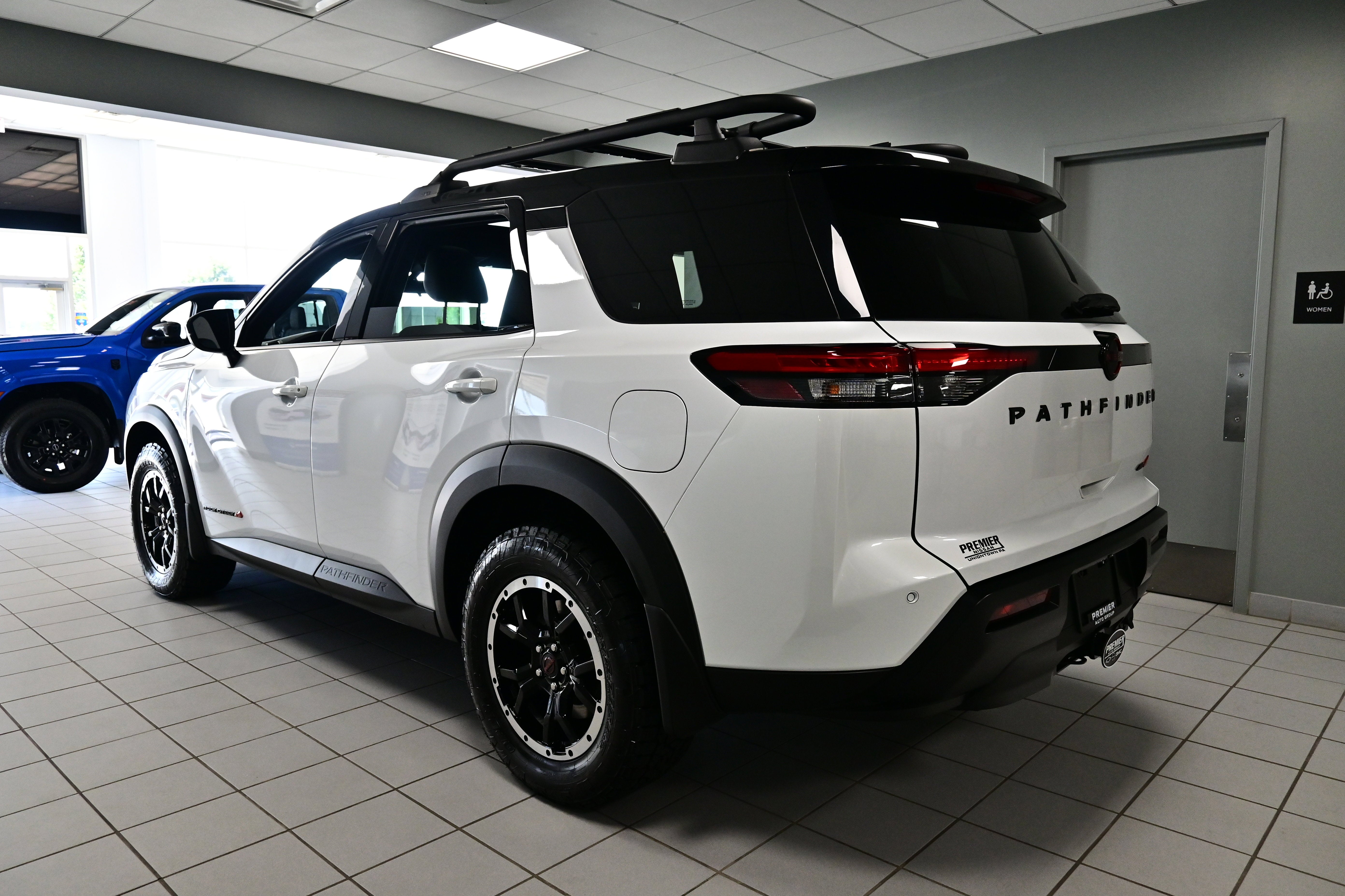 View vehicle photo 4
