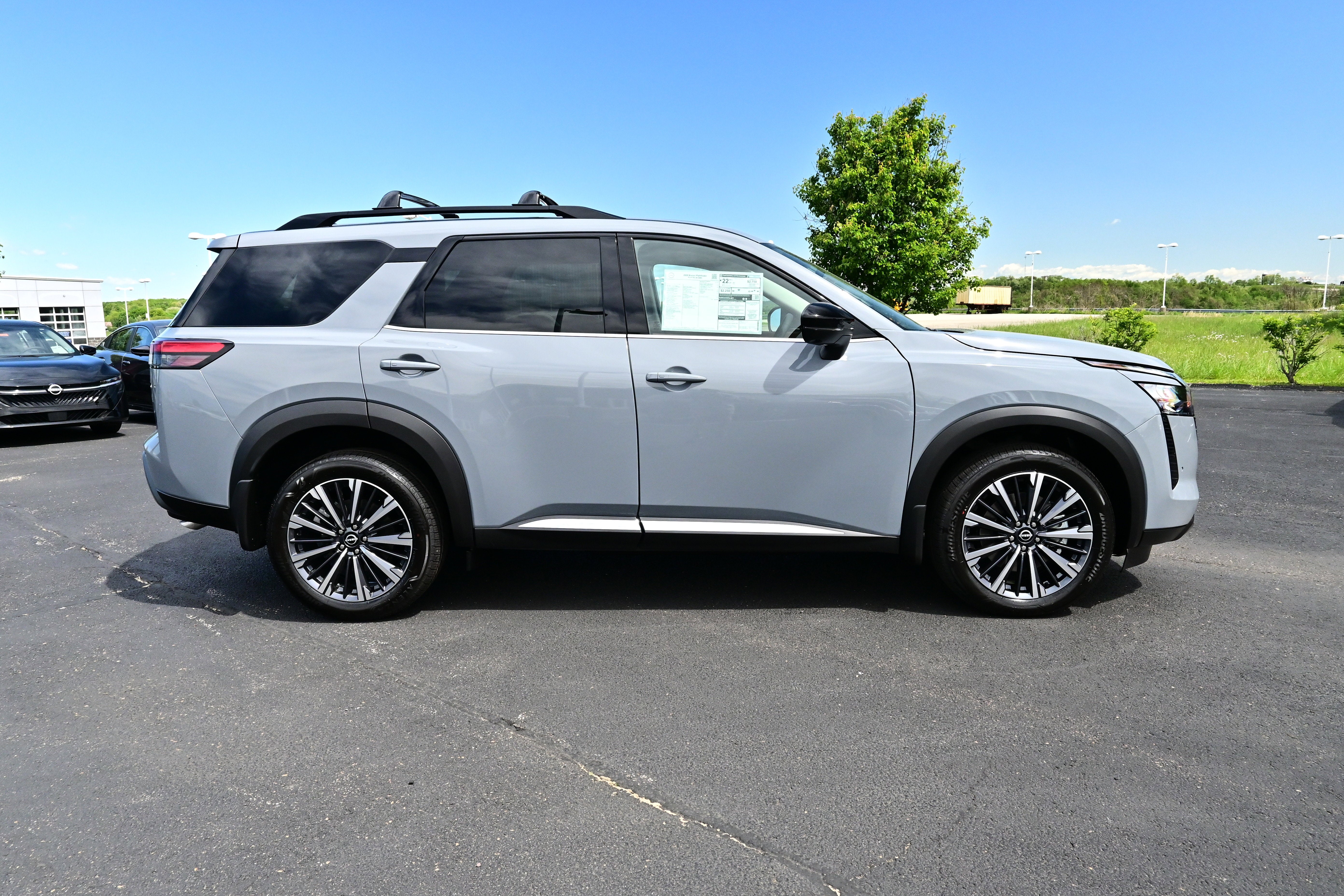 View vehicle photo 4
