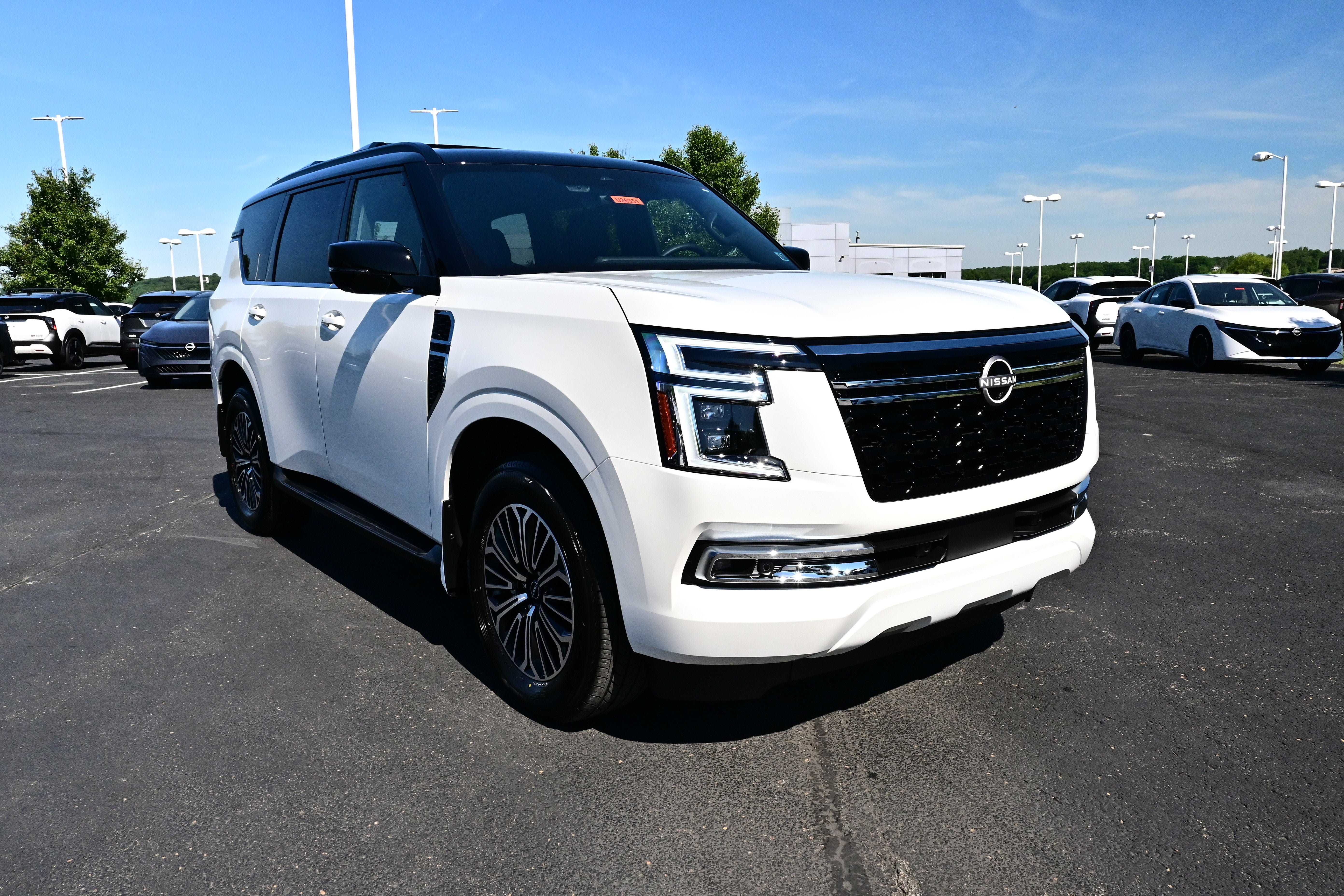 Aspen White/Super Black 2026 Nissan Armada Platinum 4WD SUV / Crossover Four-Wheel Drive 9-Speed Automatic