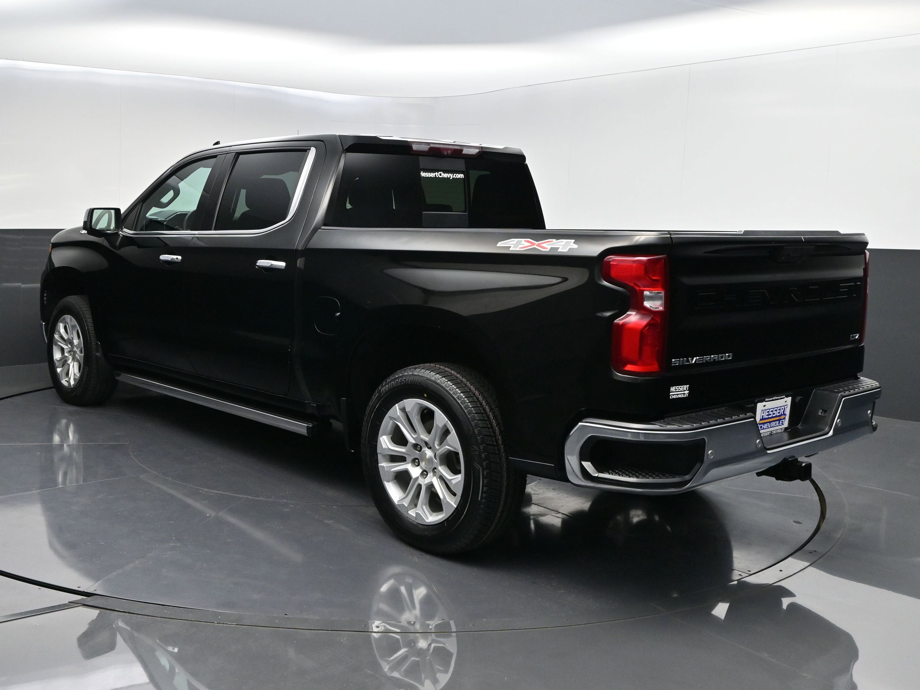 View vehicle photo 5