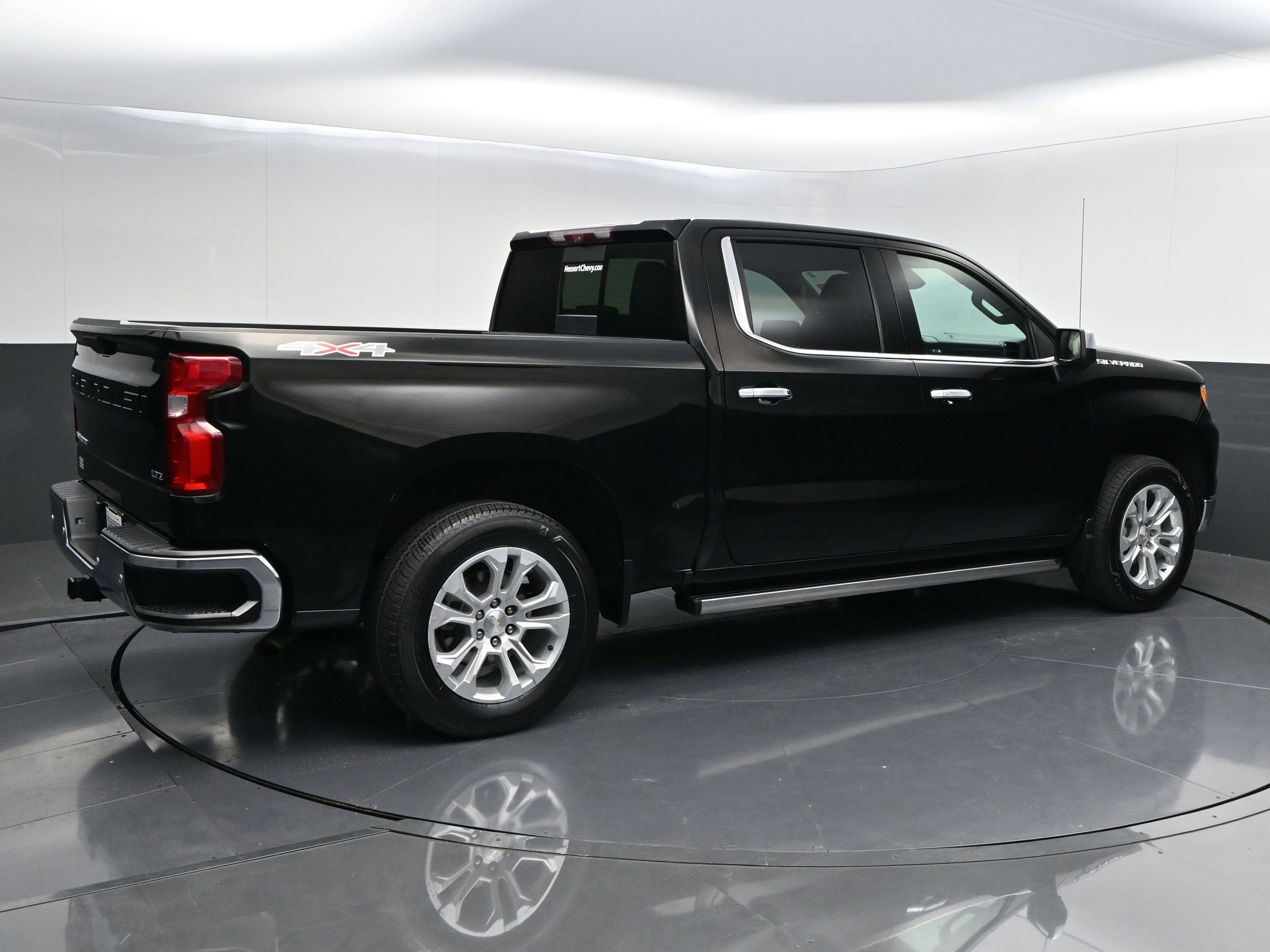 View vehicle photo 7