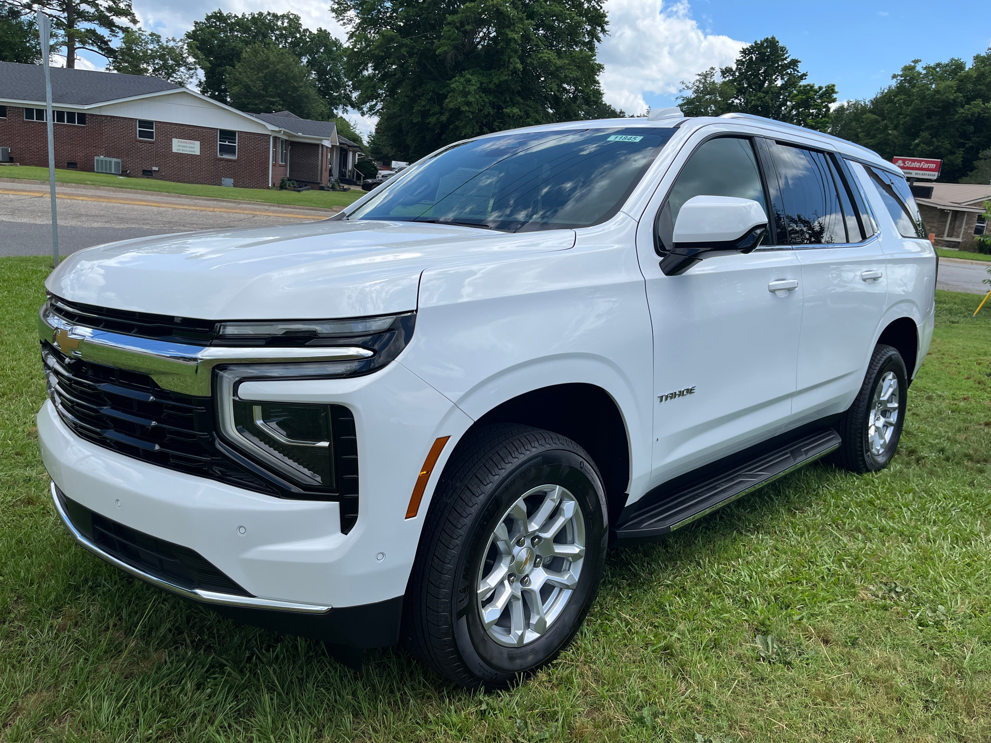 Summit White 2026 Chevrolet Tahoe SUV / Crossover Four-Wheel Drive Automatic