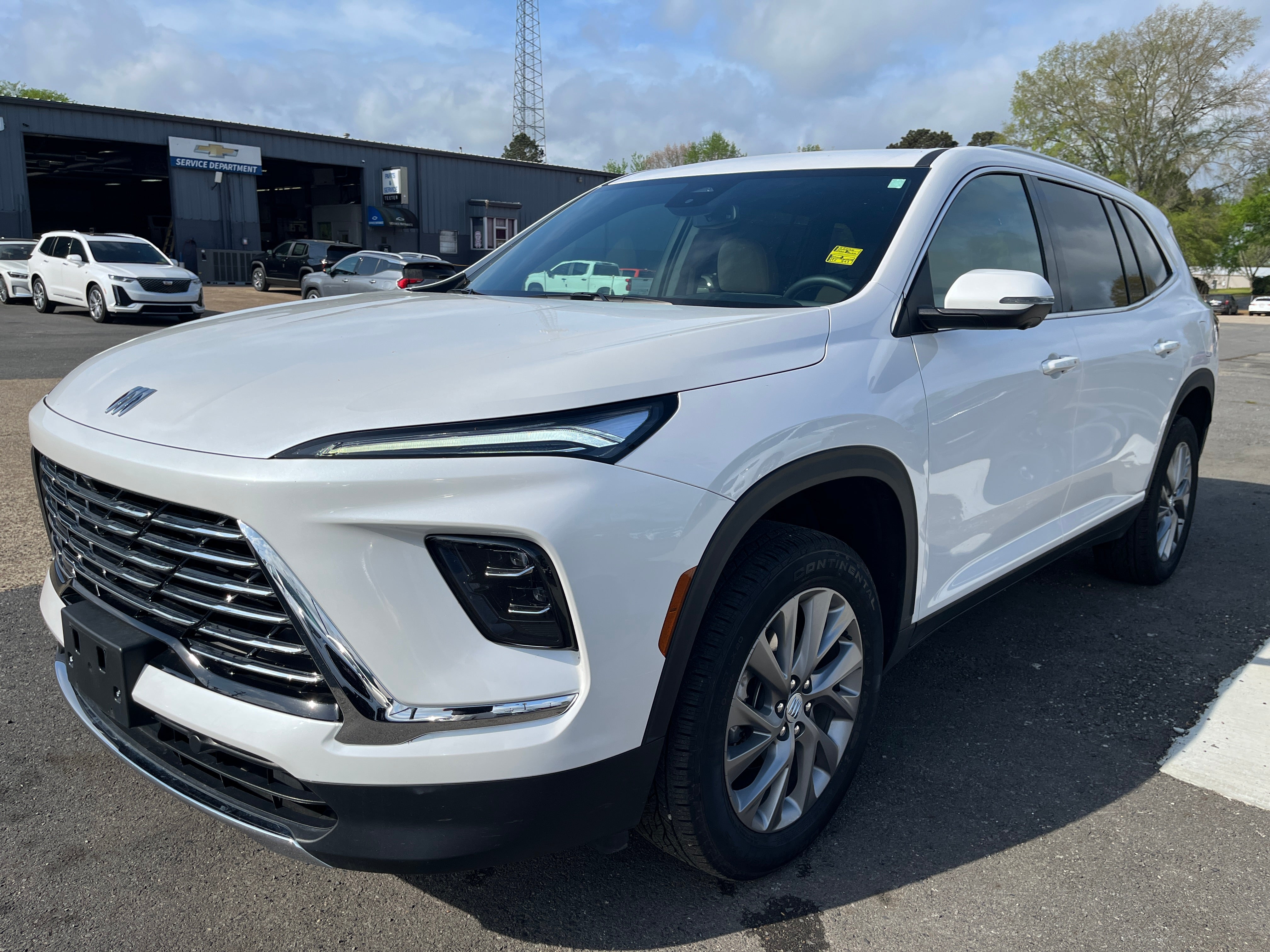 White Frost Tricoat 2025 Buick Enclave SUV / Crossover Front-Wheel Drive Automatic