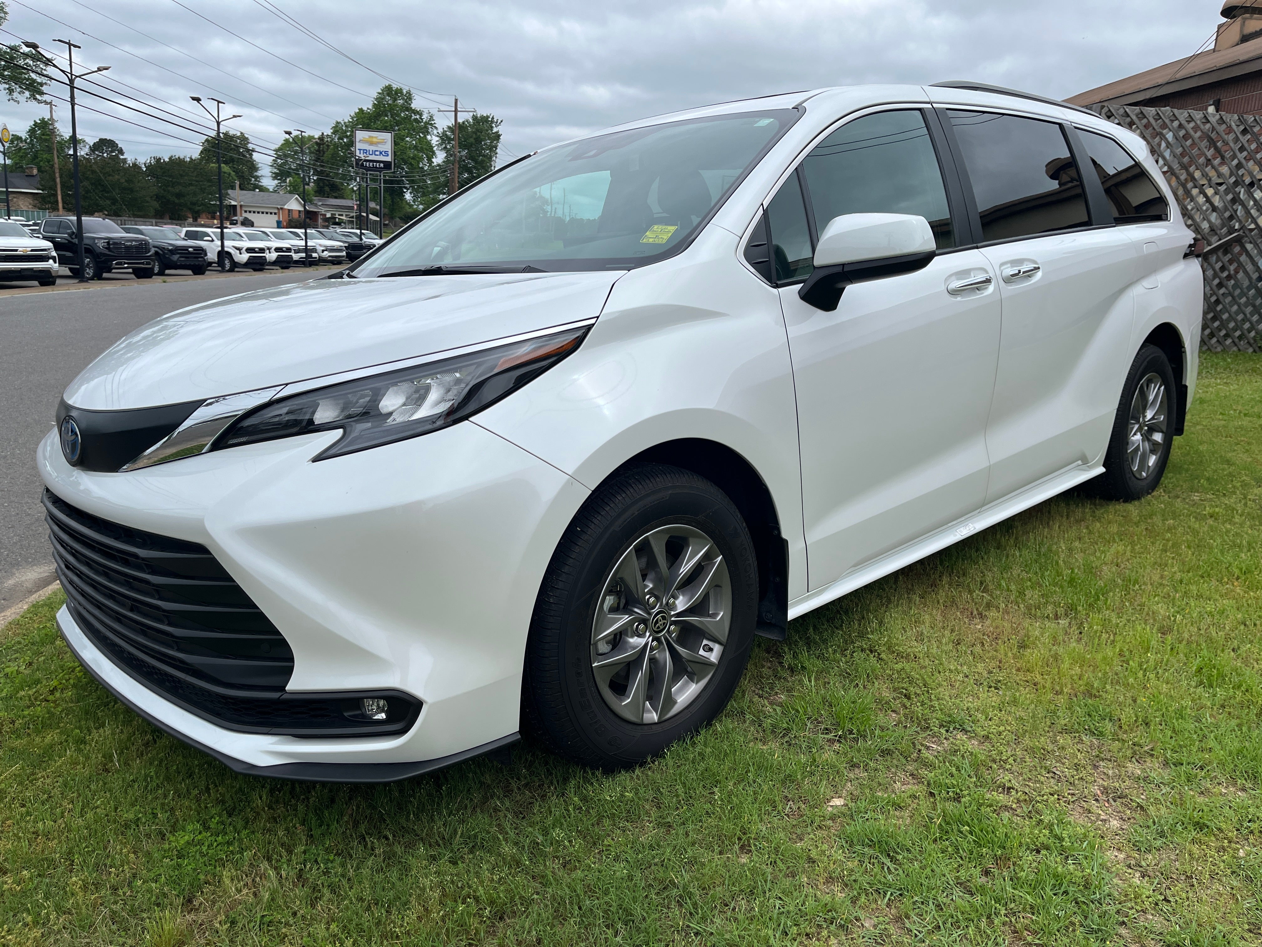  2025 Toyota Sienna XLE 7-Passenger FWD   