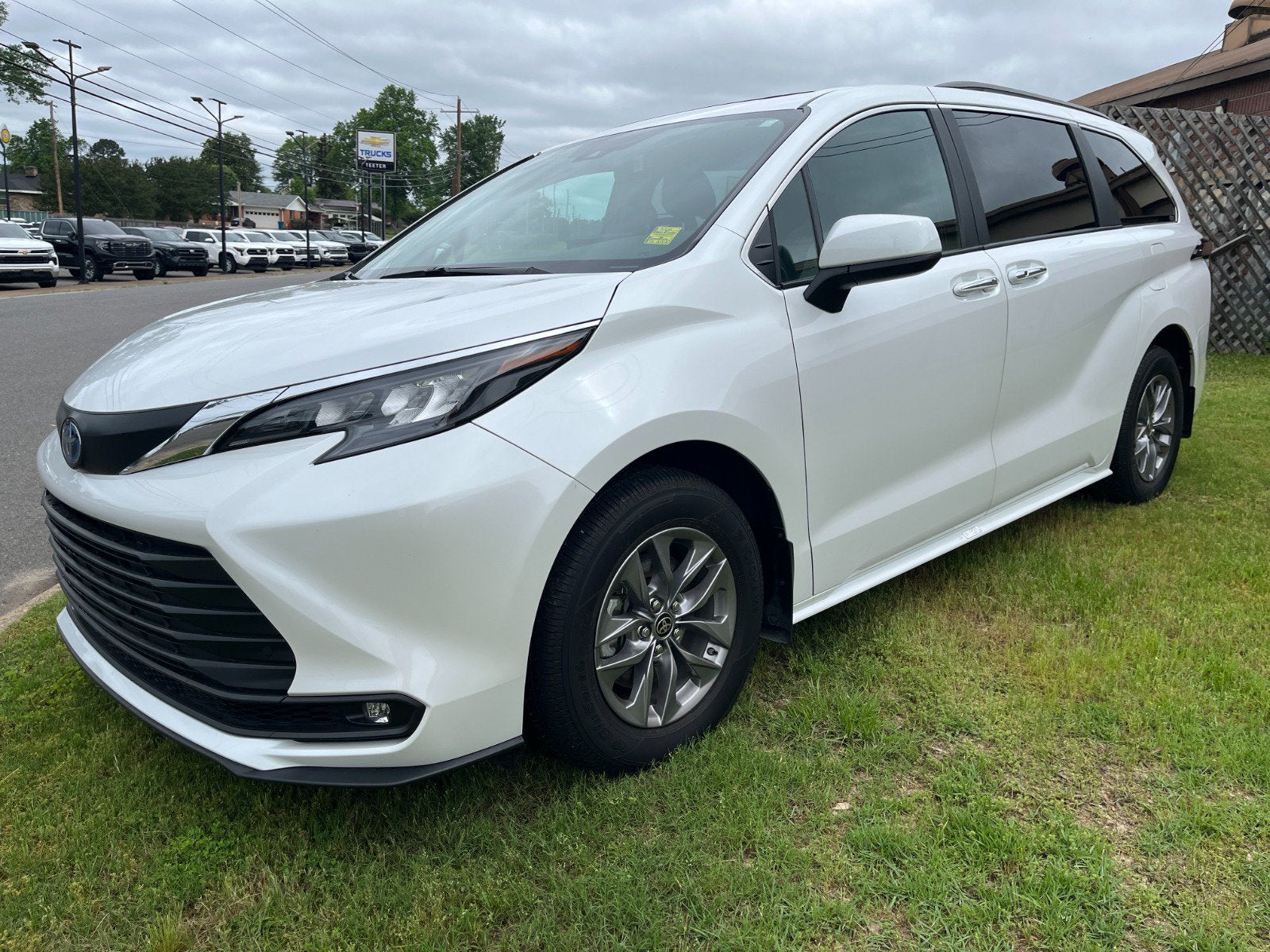 2025 Toyota Sienna XLE 7-Passenger FWD