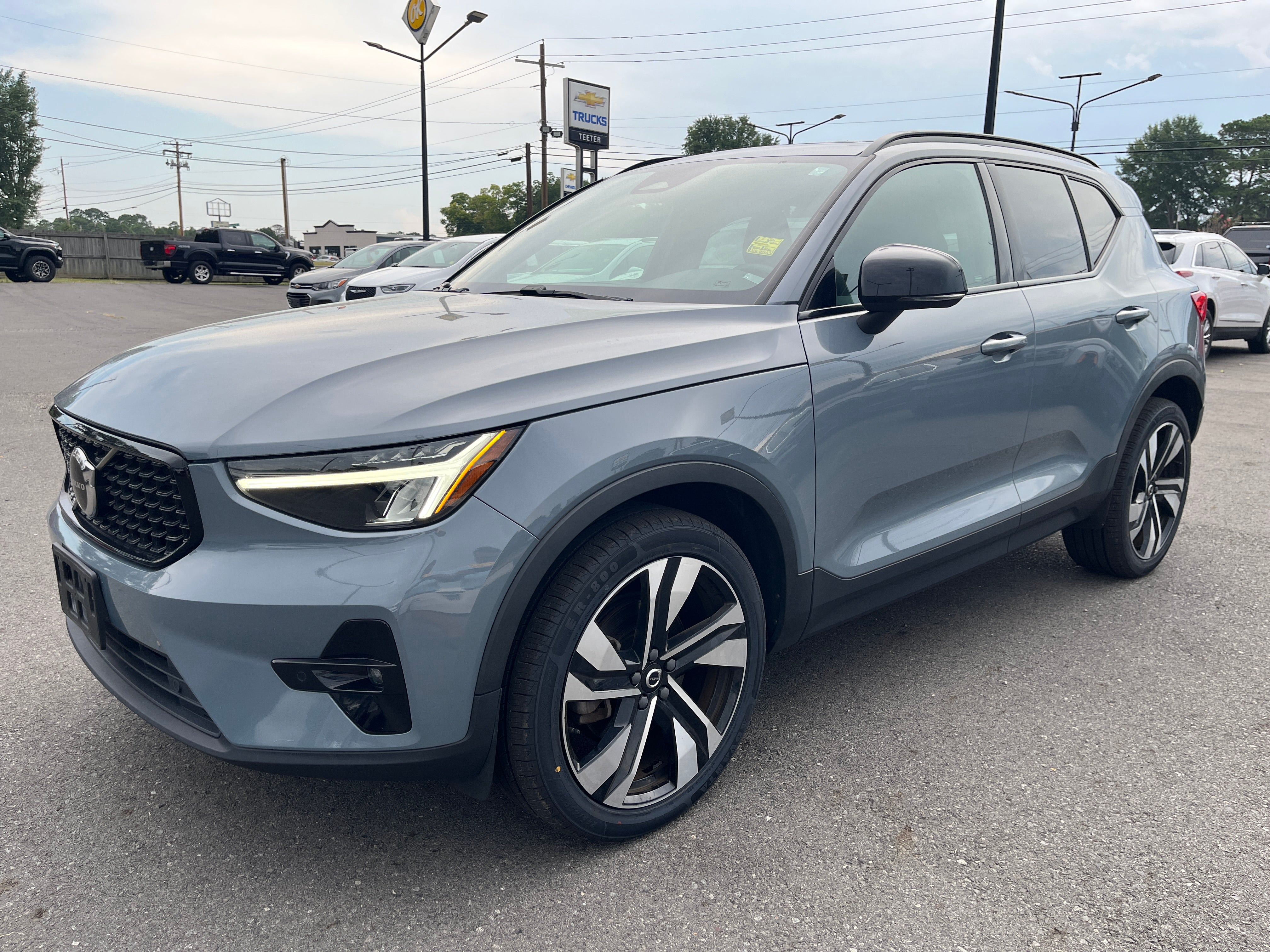  2023 Volvo XC40 B5 Plus Dark Theme AWD   