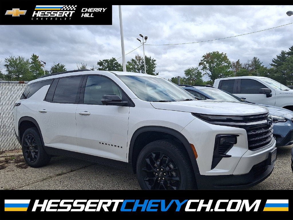 White (Iridescent Pearl Tricoat) 2024 Chevrolet Traverse SUV / Crossover Front-Wheel Drive Automatic