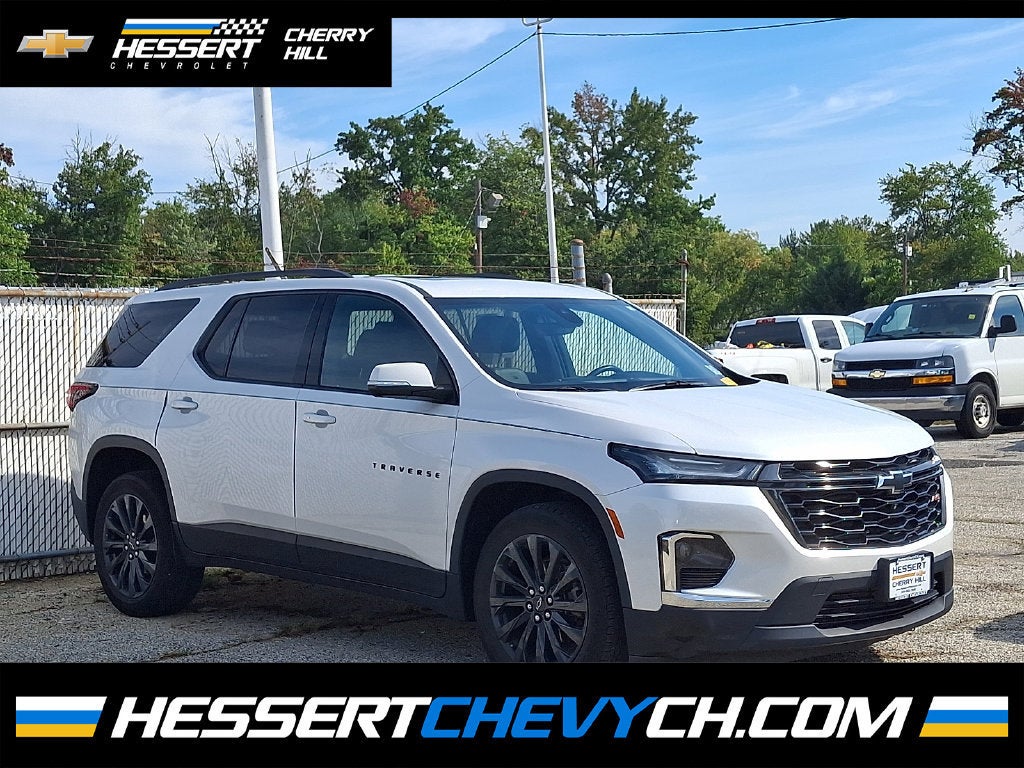 White (Iridescent Pearl Tricoat) 2023 Chevrolet Traverse SUV / Crossover Four-Wheel Drive Automatic