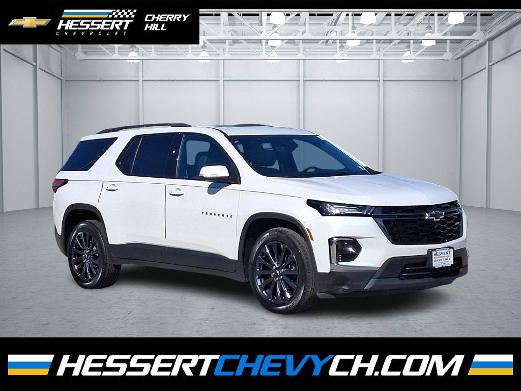 White (Iridescent Pearl Tricoat) 2023 Chevrolet Traverse SUV / Crossover Four-Wheel Drive Automatic