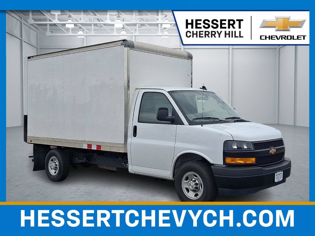 Summit White 2025 Chevrolet Express Chassis Van Rear-Wheel Drive Automatic