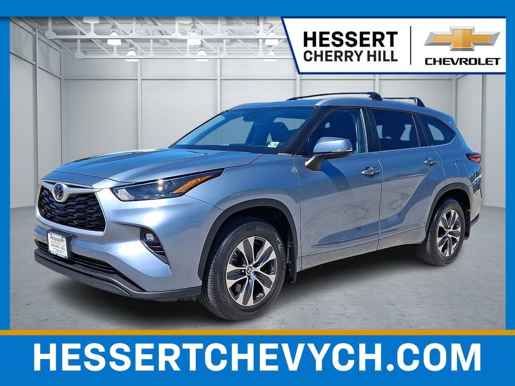 Gray 2023 Toyota Highlander XLE AWD SUV / Crossover All-Wheel Drive Automatic