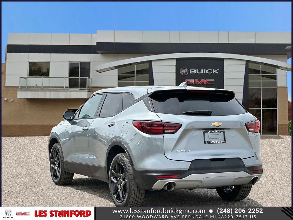 View vehicle photo 4