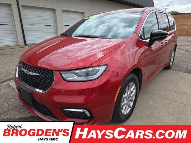 Red Hot Pearlco 2025 Chrysler Pacifica Minivan Front-Wheel Drive Automatic