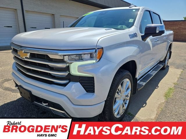 White (Iridescent Pearl Tricoat) 2023 Chevrolet Silverado 1500 Pickup Truck Four-Wheel Drive Automatic