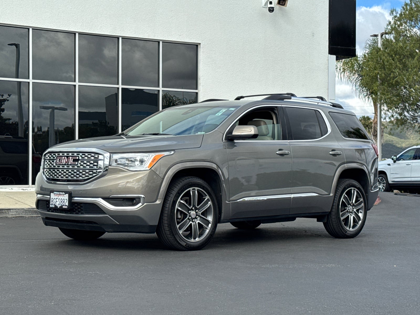 View vehicle photo 2