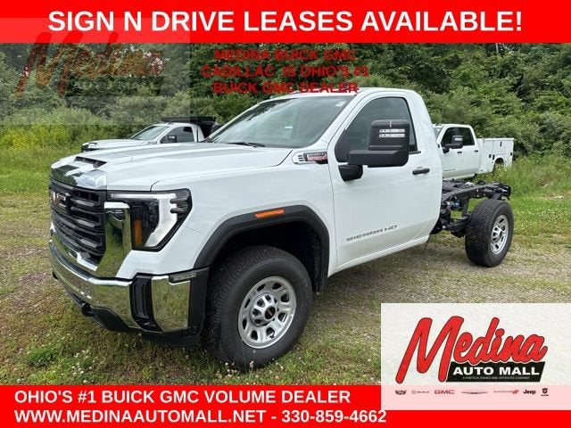 Summit White 2025 GMC Sierra 3500HD Chassis Pickup Truck 4X2 Automatic